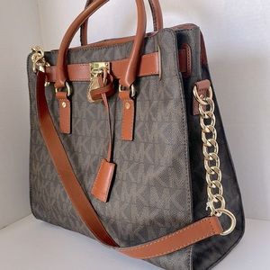 ✋🛑Price Drop ✋🛑Authentic Michael Kors Handbag/Shoulder Bag.